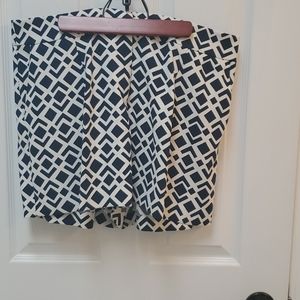 Front pleated shorts